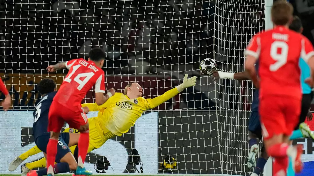 Das letzte Tor des Abends, das den Bayern Hoffnung macht: Luis Díaz trifft zum 4:5-Endstand.  - Bild: Christophe Ena/AP/dpa