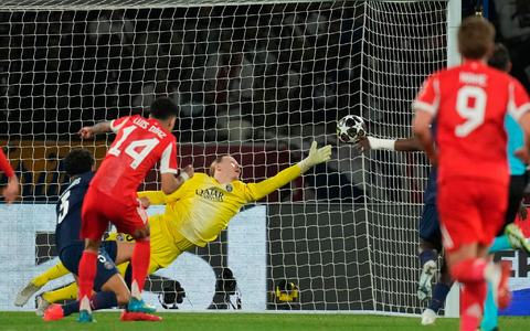 Das letzte Tor des Abends, das den Bayern Hoffnung macht: Luis Díaz trifft zum 4:5-Endstand.  - Foto: Christophe Ena/AP/dpa