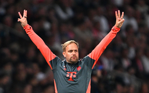 Chef für einen Abend: Kompany-Assistent Aaron Danks in Aktion. - Foto: Federico Gambarini/dpa