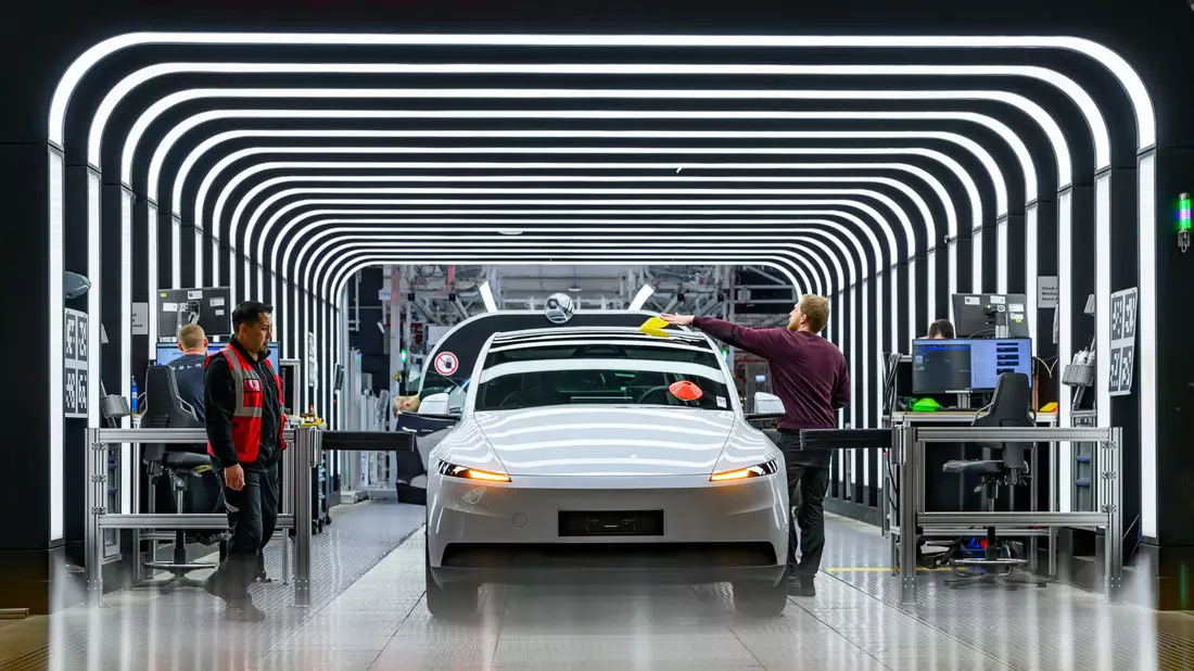 Der US-Elektroautobauer Tesla hat den Krankenstand in der Fabrik in Grünheide bei Berlin reduziert. (Archivbild) - Bild: Patrick Pleul/dpa