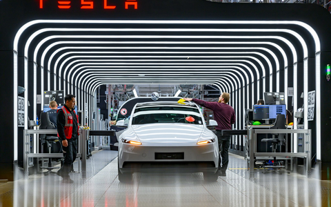 Der US-Elektroautobauer Tesla hat den Krankenstand in der Fabrik in Grünheide bei Berlin reduziert. (Archivbild) - Foto: Patrick Pleul/dpa