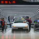 Der US-Elektroautobauer Tesla hat den Krankenstand in der Fabrik in Grünheide bei Berlin reduziert. (Archivbild) - Foto: Patrick Pleul/dpa