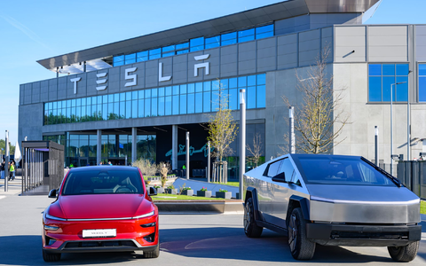 Der US-Elektroautobauer Tesla hat den Krankenstand in der Fabrik in Grünheide bei Berlin reduziert. (Archivbild) - Foto: Patrick Pleul/dpa
