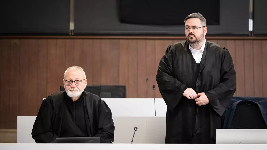 Auch die Nebenklage ist überzeugt von der Schuld der Angeklagten. - Bild: Sina Schuldt/dpa