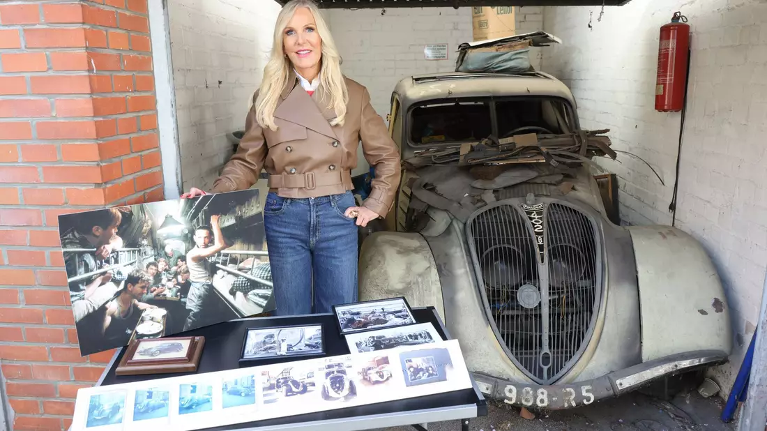 Marion Fedder, die Witwe von Jan Fedder hat den alten Peugeot 402 aus dem Filmklassiker «Das Boot» in einer Garage gefunden.  - Bild: Marion Fedder/Wallocha/dpa