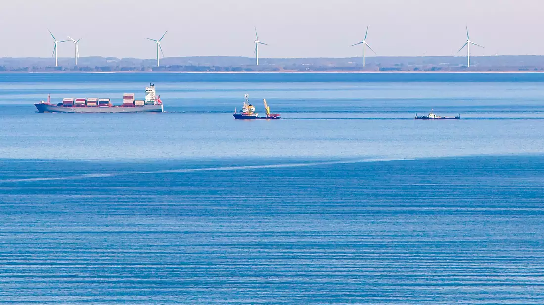 Der Transport um die Nordspitze Dänemarks herum durch das Skagerrak wird mehrere Tage dauern. - Bild: Bodo Marks/dpa