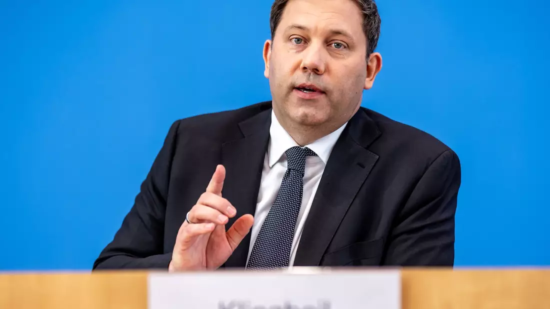Der Finanzminister legt einen unfertigen Entwurf vor. - Bild: Michael Kappeler/dpa