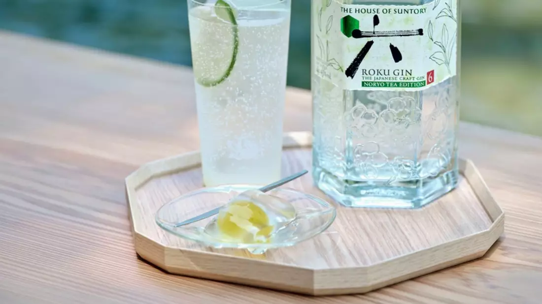 Roku Japanese Gin präsentiert limitierte Noryo Tea Edition / Inspiriert von japanischer Tradition und den unverwechselbaren Pflanzenextrakten von Sencha- und Gyokuro-Grüntee - Bild: presseportal.de
