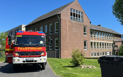FW Grevenbroich: Feuerwehr löscht Kleinbrand in Grevenbroicher Wilhelm-von-Humboldt Gesamtschule - Foto: presseportal.de