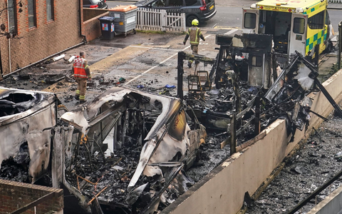 Bei einem Brandanschlag wurden mehrere Krankenwagen einer jüdischen Organisation in Brand gesetzt. (Archivbild) - Foto: Alberto Pezzali/AP/dpa