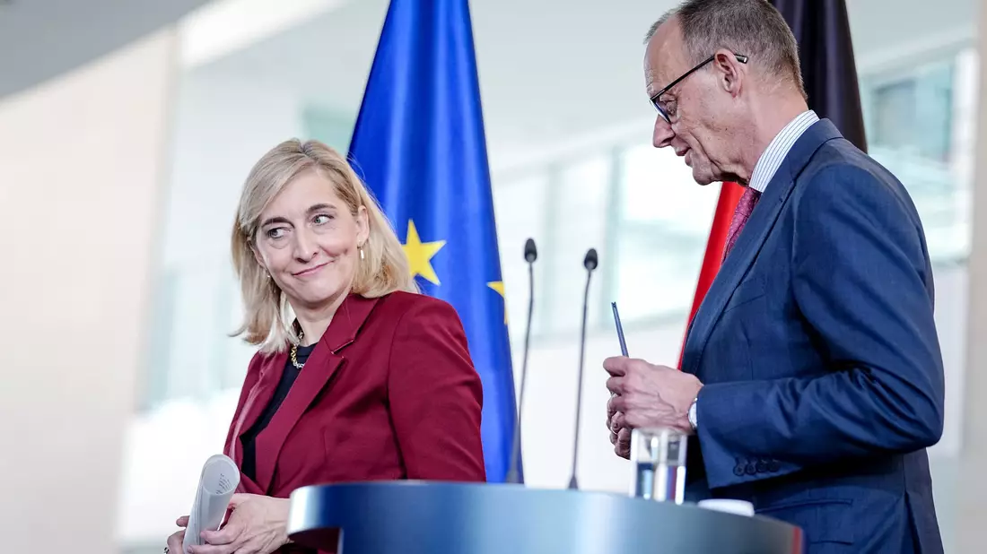 Gesundheitsministerin Nina Warken plant Milliarden-Einsparungen bei Gesundheitskosten. - Bild: Kay Nietfeld/dpa