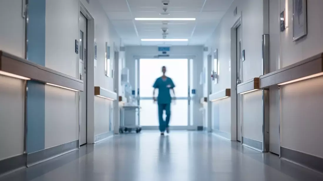 Pflege am Limit: Warum jeder zweite Klinik-Mitarbeiter unter Rückenschmerzen leidet - Bild: über boerse-global.de