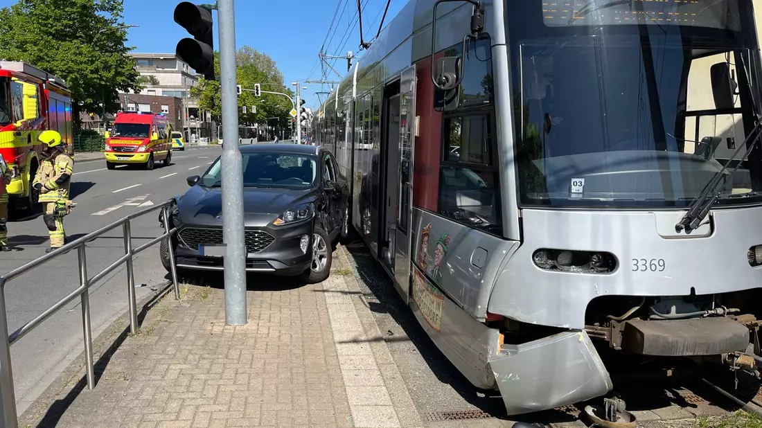 POL-ME: Verkehrsunfall mit Straßenbahn: zwei Leichtverletzte und hoher Sachschaden - 2604112 - Bild: presseportal.de