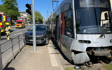 POL-ME: Verkehrsunfall mit Straßenbahn: zwei Leichtverletzte und hoher Sachschaden - 2604112 - Foto: presseportal.de