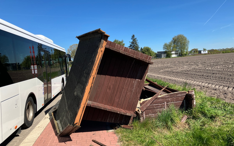 POL-STD: Unbekannte sägen Bushaltestellenhäuschen in Sauensiek um - Polizei sucht Zeugen - Foto: presseportal.de