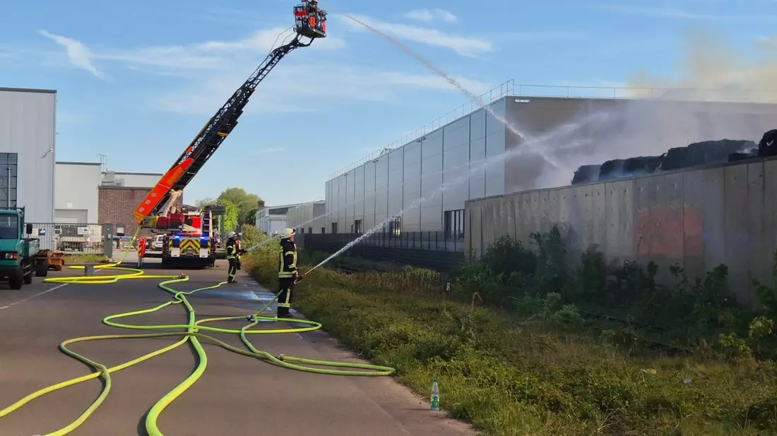 FW-MH: Schlussmeldung zum Großbrand an der Ruhrorter Straße - Einsatz nach 24 Stunden beendet - Bild: presseportal.de