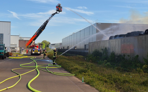 FW-MH: Schlussmeldung zum Großbrand an der Ruhrorter Straße - Einsatz nach 24 Stunden beendet - Foto: presseportal.de