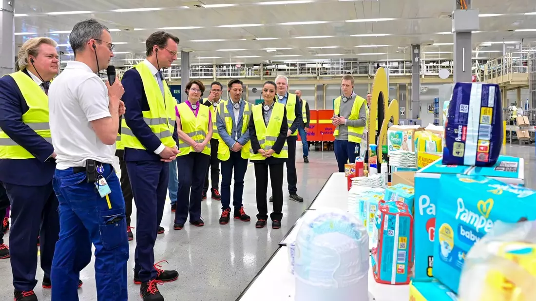 Ministerpräsident Hendrik Wüst besucht P&G-Standort Euskirchen zum 50-jährigen Jubiläum der Pampers-Produktion in Deutschland - Bild: presseportal.de