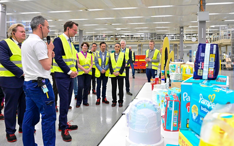 Ministerpräsident Hendrik Wüst besucht P&G-Standort Euskirchen zum 50-jährigen Jubiläum der Pampers-Produktion in Deutschland - Foto: presseportal.de