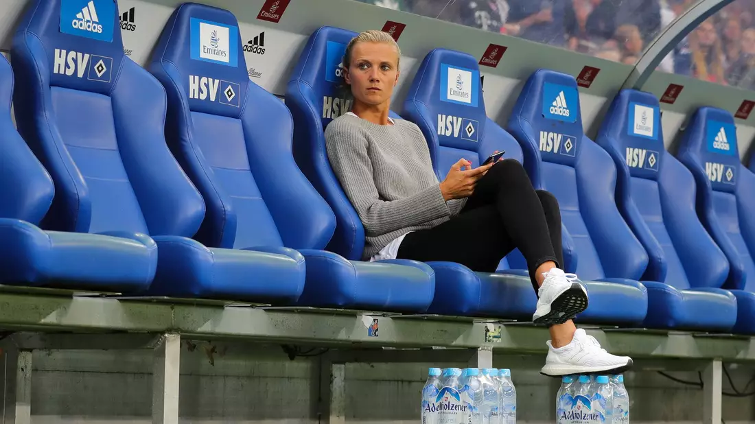Münchens Teammanagerin Kathleen Krüger bei einem Testspiel in hambrg 2018. (Archivbild) - Bild: Christian Charisius/dpa