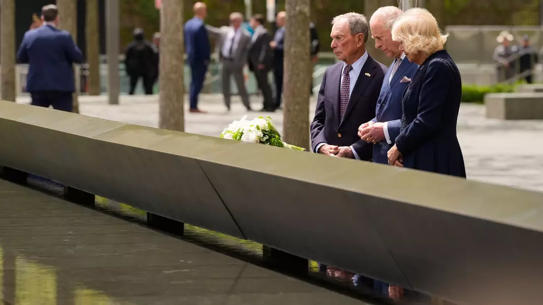 König Charles III. (M) und Königin Camilla gedenken der Opfer von 9/11. - Bild: Seth Wenig/AP/dpa