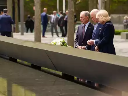 König Charles III. (M) und Königin Camilla gedenken der Opfer von 9/11. - Foto: Seth Wenig/AP/dpa