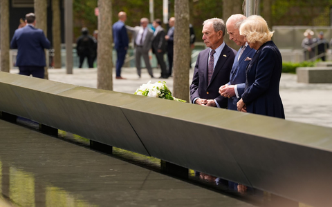 König Charles III. (M) und Königin Camilla gedenken der Opfer von 9/11. - Foto: Seth Wenig/AP/dpa
