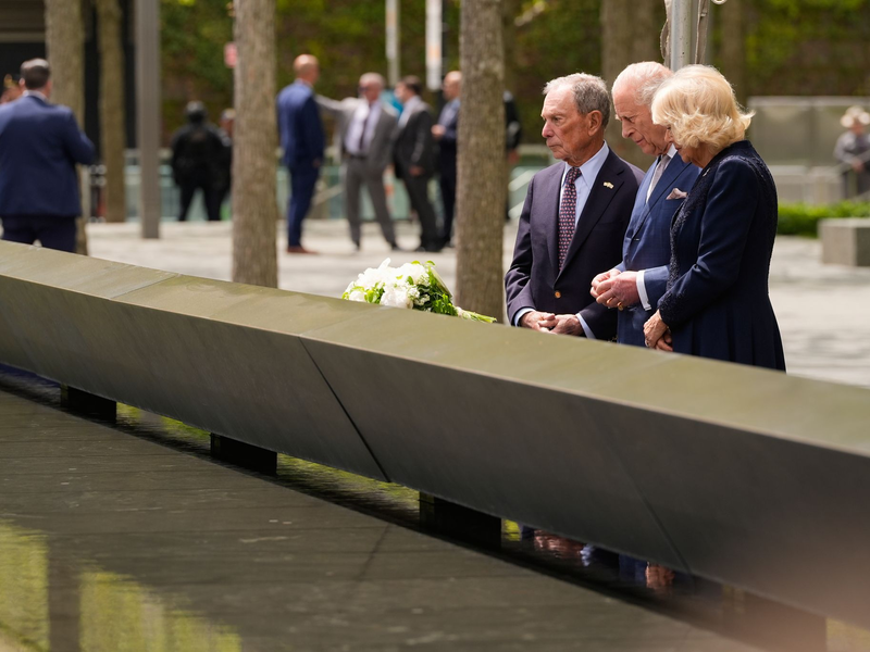 König Charles III. (M) und Königin Camilla gedenken der Opfer von 9/11. - Foto: Seth Wenig/AP/dpa