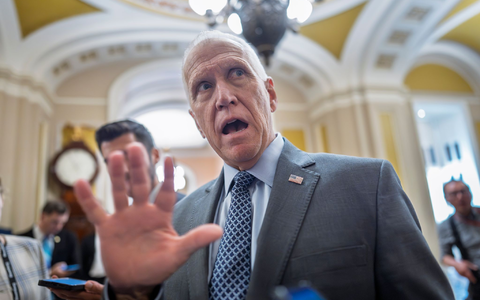 Thom Tillis sträubte sich wegen der Ermittlungen gegen Fed-Chef Powell gegen weitere Personalentscheidungen. (Archivfoto) - Foto: J. Scott Applewhite/AP/dpa
