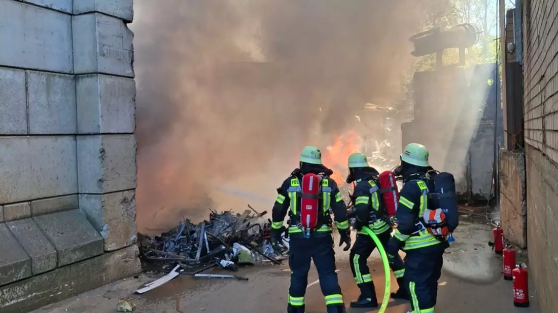 FW-BN: Feuer in Bonner Recyclingbetrieb. - Bild: presseportal.de