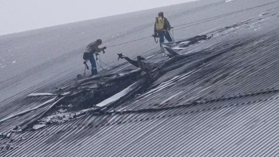 Dem ukrainischen Präsidenten Wolodymyr Selenskyj zufolge sind mehr als 500 Millionen Euro für die Reparatur des über einem Betonsarkophag für die Atomruine errichtete Stahlbogens nötig. (Archivbild) - Bild: Efrem Lukatsky/AP/dpa
