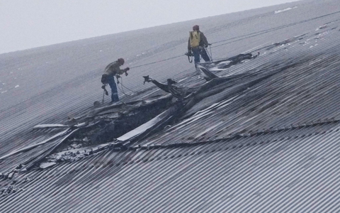 Dem ukrainischen Präsidenten Wolodymyr Selenskyj zufolge sind mehr als 500 Millionen Euro für die Reparatur des über einem Betonsarkophag für die Atomruine errichtete Stahlbogens nötig. (Archivbild) - Foto: Efrem Lukatsky/AP/dpa