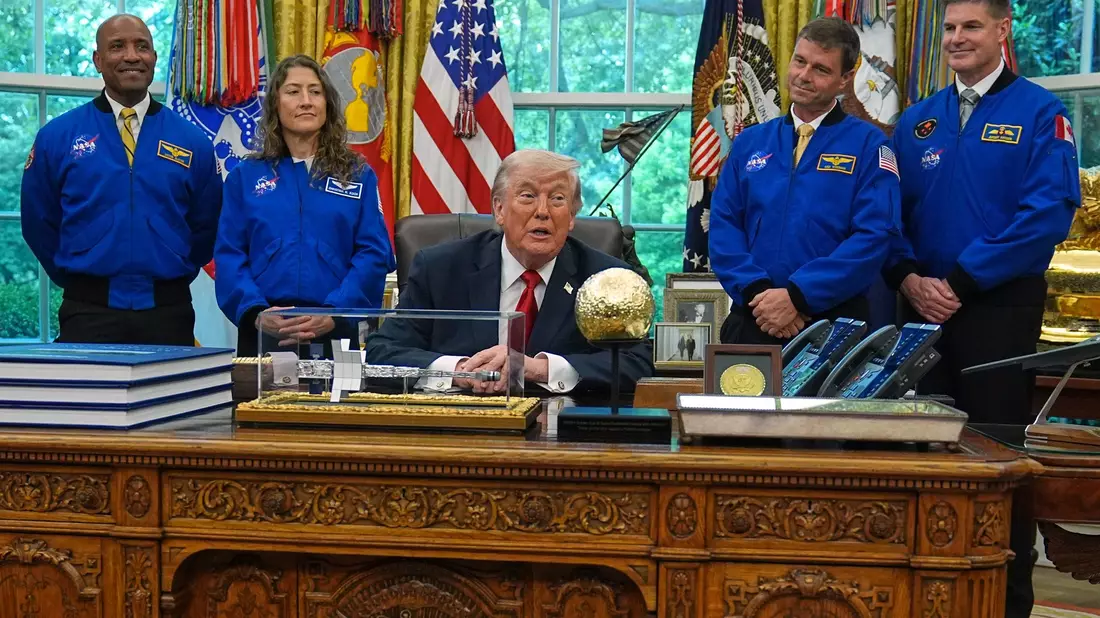 Trump hat den Astronauten der «Artemis 2»-Mission zu ihrem Flug um den Mond herum gratuliert.  - Bild: Matt Rourke/AP/dpa