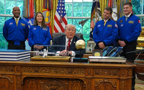 Trump hat den Astronauten der «Artemis 2»-Mission zu ihrem Flug um den Mond herum gratuliert.  - Foto: Matt Rourke/AP/dpa