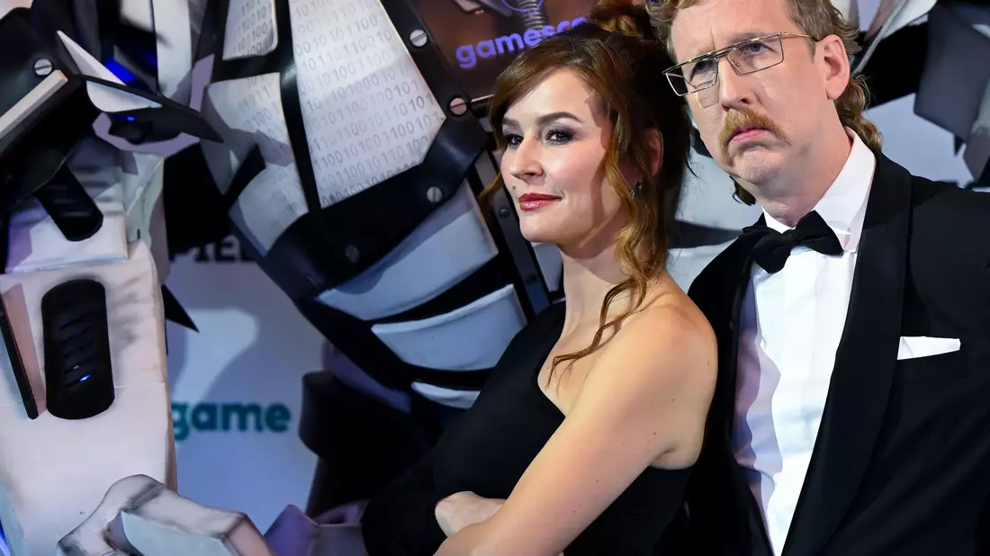 Katrin Bauerfeind und Uke Bosse führten durch den Abend. - Bild: Sven Hoppe/dpa