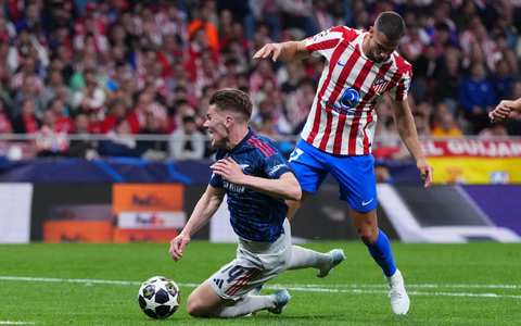 Die entscheidende Szene der ersten Halbzeit.  - Foto: Manu Fernandez/AP/dpa