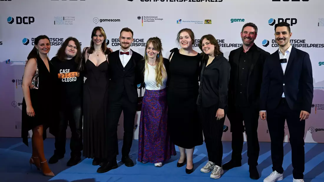 Das Team von Paintbucket Games wurde für «The Darkest Files» in den Kategorien bestes deutsches Spiel und bestes Serious Game ausgezeichnet. - Bild: Sven Hoppe/dpa