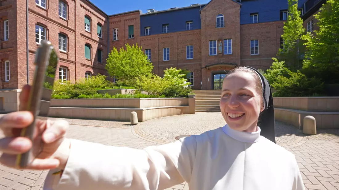 Schwester Clarita ist mit 28 Jahren die Jüngste im Kloster.  - Bild: Thomas Frey/dpa