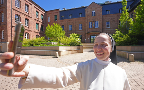 Schwester Clarita ist mit 28 Jahren die Jüngste im Kloster.  - Foto: Thomas Frey/dpa
