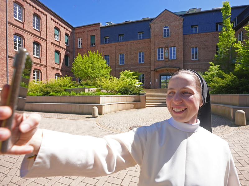 Schwester Clarita ist mit 28 Jahren die Jüngste im Kloster.  - Foto: Thomas Frey/dpa
