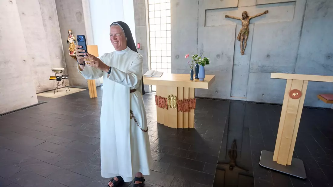 Schwester Ursula postet auch Videos auf Instagram.  - Bild: Thomas Frey/dpa