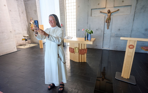 Schwester Ursula postet auch Videos auf Instagram.  - Foto: Thomas Frey/dpa