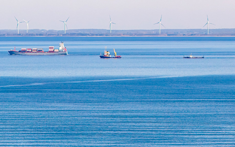 Der Transport um die Nordspitze Dänemarks herum durch das Skagerrak wird mehrere Tage dauern. - Foto: Bodo Marks/dpa