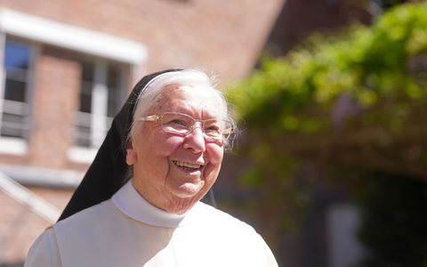 Für sie war es der erste Döner: Schwester Irmingard.  - Foto: Thomas Frey/dpa