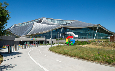 Google schraubte die Spanne für die geplanten Kapitalinvestitionen um fünf Milliarden Dollar nach oben. (Archivbild)  - Foto: Andrej Sokolow/dpa