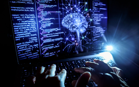 Künstliche Intelligenz kommt in immer mehr Industriebetrieben zum Einsatz. (Symbolbild) - Foto: Oliver Berg/dpa