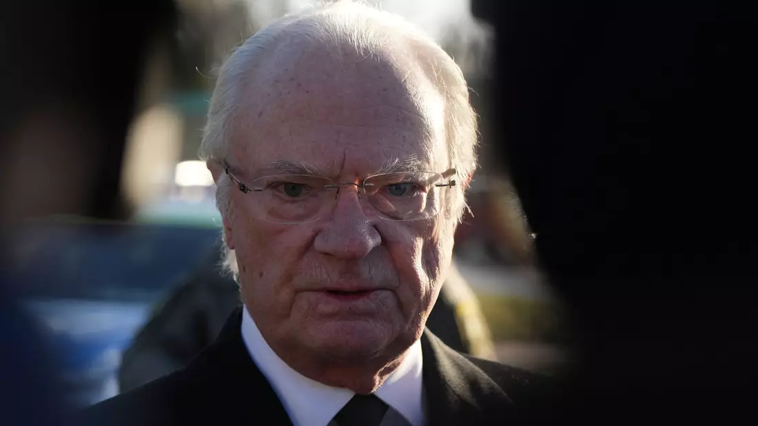 König Carl XVI. Gustaf hat während seiner langen Zeit als Monarch auch viele stürmische Zeiten durchgemacht. (Archivbild) - Bild: Sergei Grits/AP/dpa