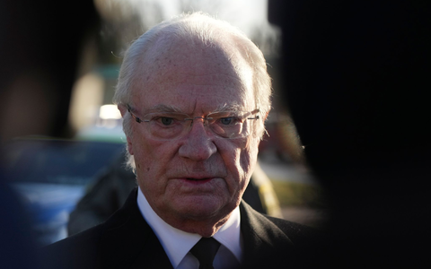 König Carl XVI. Gustaf hat während seiner langen Zeit als Monarch auch viele stürmische Zeiten durchgemacht. (Archivbild) - Foto: Sergei Grits/AP/dpa