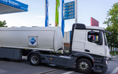 Für die Steuer kommt es nicht auf den Verkauf an den Endverbraucher, sondern auf die Lieferung zur Tankstelle an. (Archivbild) - Foto: Hannes P. Albert/dpa