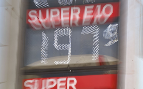 Am 1. Mai könnte der Preis für Super E10 an vielen Tankstellen unter 2 Euro fallen. (Archivbild) - Foto: Bernd Weißbrod/dpa